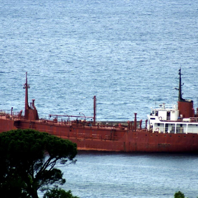 &lt;p&gt;Rava, nekadašnji zadarski tanker, u Boki kotorskoj umire već godinama&lt;/p&gt;