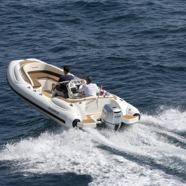 Ris Marine 650 Exclusive na moru izgleda vrlo elegantno