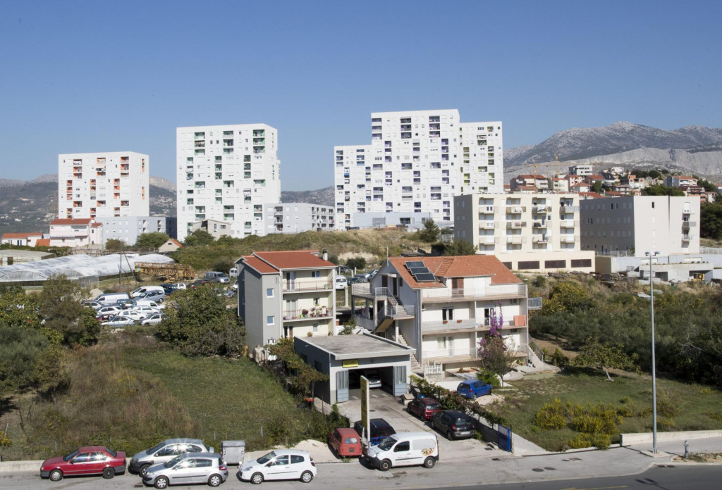 Split,251019&lt;br /&gt;
Posovi stanovi u gradskom kotaru Kila navodno se iznajmljuju podstanarima i stranim turistima.&lt;br /&gt;
Na fotografiji: posovi stanovi na Kili.&lt;br /&gt;