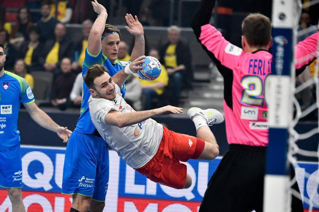 Poland&amp;#39;s Arkadiusz Morytoi shoots during the Men´s Handball European Championship preliminary round group F match between Slovenia and Poland at Scandinavium Arena in Gothenburg, Sweden on January 10, 2020. (Photo by Bjorn LARSSON ROSVALL/various sources/AFP)/Sweden OUT