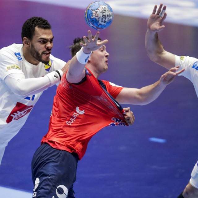 Norway´s Sander Sagosen (C) is is tackled by France&amp;#39;s Michael Guigou (L) and Romain Lagarde during the Men´s Handball European Championship preliminary round match France v Norway in Trondheim, Norway, on January 12, 2020. (Photo by Vidar Ruud/various sources/AFP)/Norway OUT