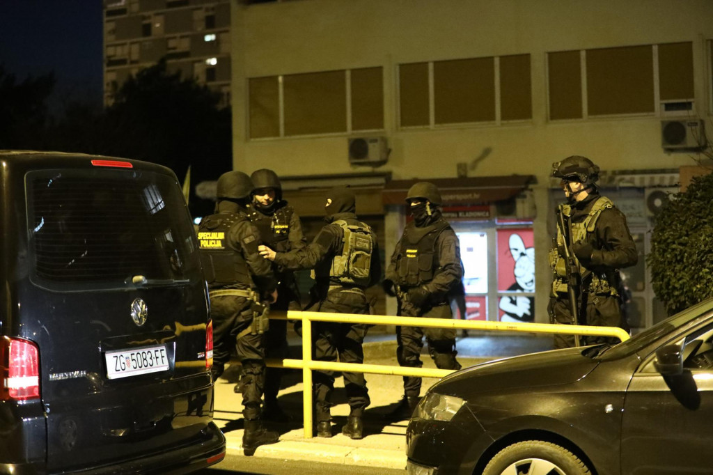 Split, 110120.&lt;br /&gt;
Policijska akcija vezana uz trostruko ubojstvo u centru Splita.&lt;br /&gt;