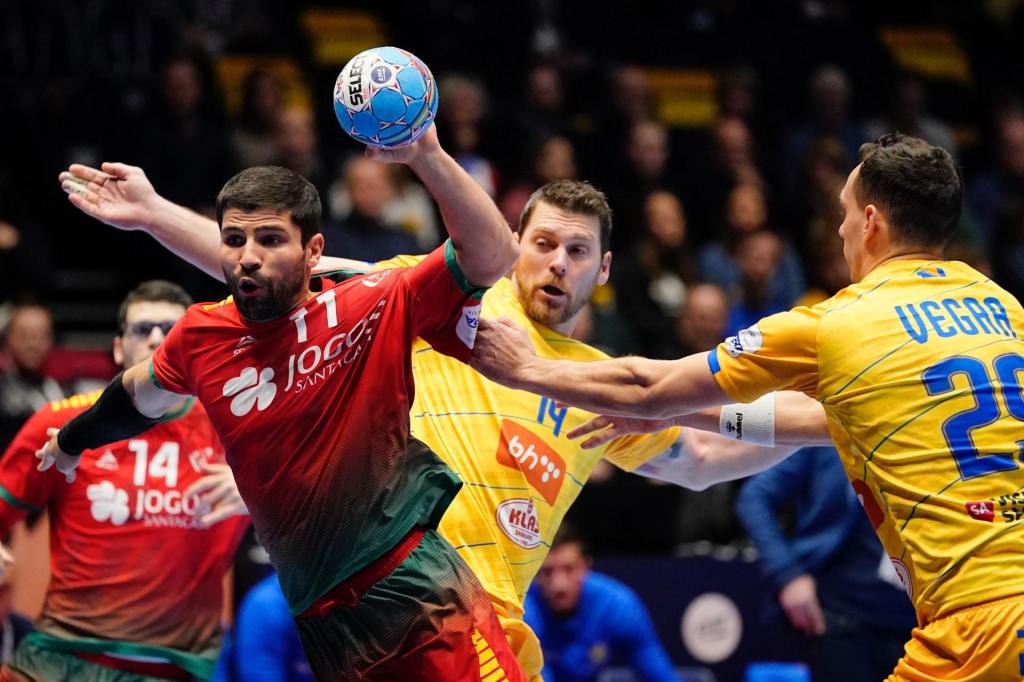 Portugal´s Belone Moreira (L) breaks through during the Men´s Handball European Championship preliminary round match Portugal v Bosnia and Herzegovina in Trondheim, Norway, on January 12, 2020. (Photo by Ole Martin Wold/various sources/AFP)/Norway OUT