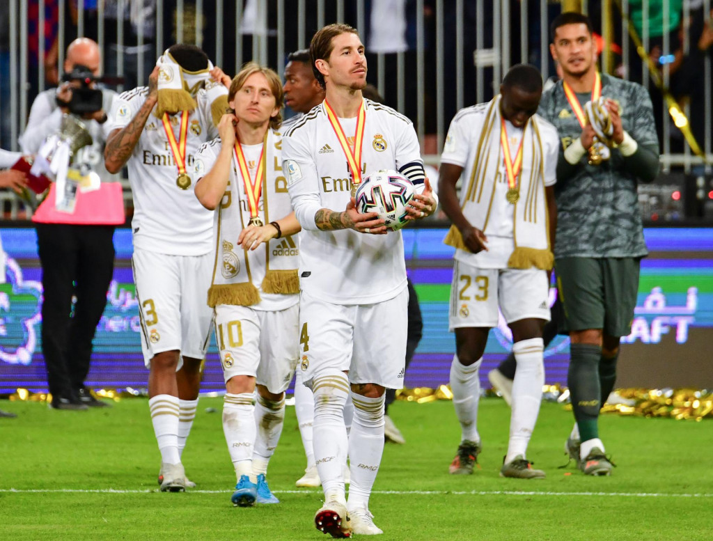 Real Madrid&amp;#39;s Spanish defender Sergio Ramos (C) and teammates greet the fan after winning the Spanish Super Cup final between Real Madrid and Atletico Madrid on January 12, 2020, at the King Abdullah Sports City in the Saudi Arabian port city of Jeddah. (Photo by Giuseppe CACACE/AFP)
