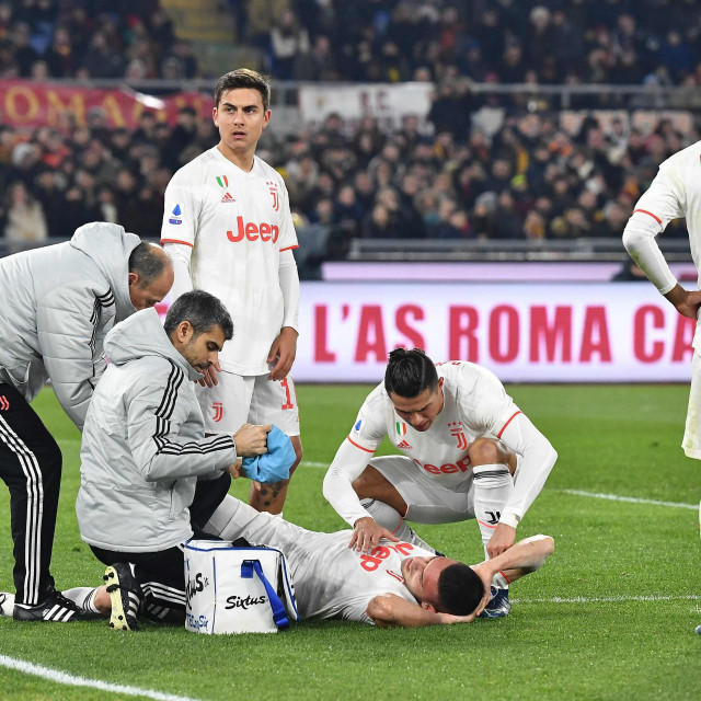 Juventus&amp;#39; Portuguese forward Cristiano Ronaldo (C) tends to Juventus&amp;#39; Turkish defender Merih Demiral after he was injured during the Italian Serie A football match AS Roma vs Juventus on January 12, 2020 at the Olympic stadium in Rome. (Photo by Tiziana FABI/AFP)