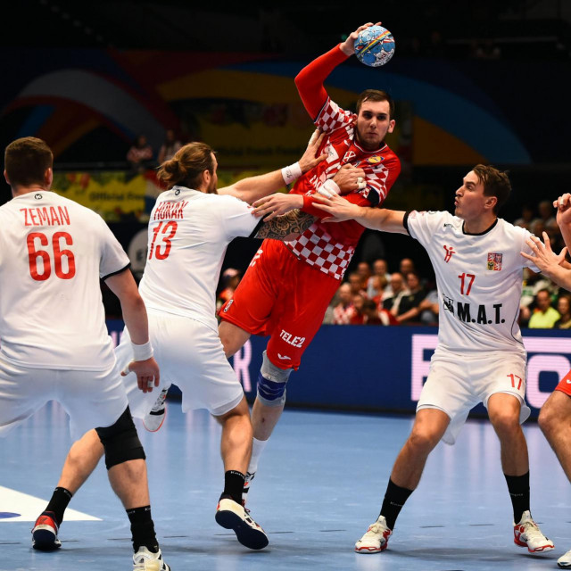 Croatia&amp;#39;s Josip Sarac shoots shoots during the Men&amp;#39;s European Handball Championship match between Croatia and Czech Republic in Vienna, Austria on January 20, 2020. (Photo by VLADIMIR SIMICEK/AFP)