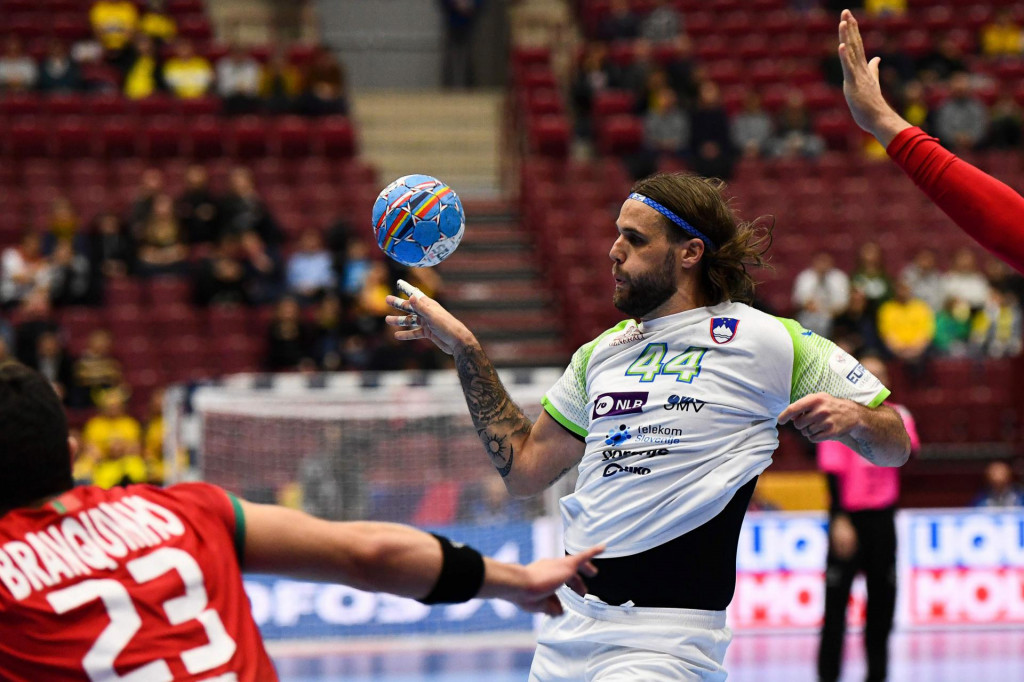Slovenia&amp;#39;s Dean Bombac passes the ball during the Men&amp;#39;s European Handball Championship main round day 4 Group II match between Portugal and Slovenia in Malmo, Sweden on January 21, 2020. (Photo by Jonathan NACKSTRAND/AFP)