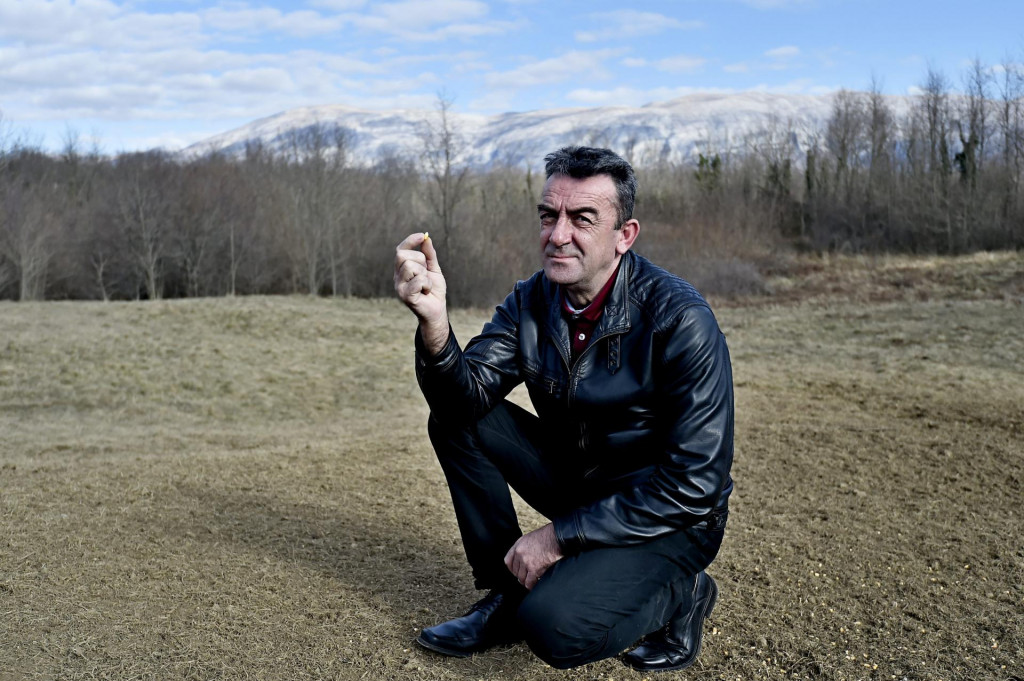 Ivan Vučemilović s kukuruzom koji služi kao mamac za divlje svinje na mjestu navodnog krivolova