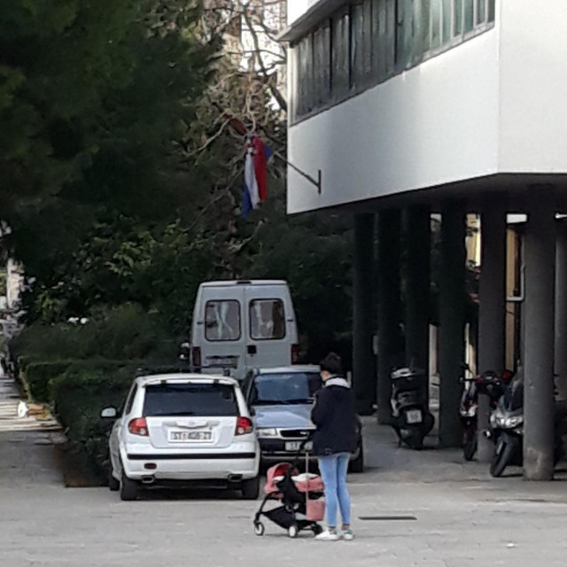 Komunalci su najavili da će i u narednim danima kontrolirati ilegalni parking ispred Centra za socijalnu skrb u Gundulićevoj