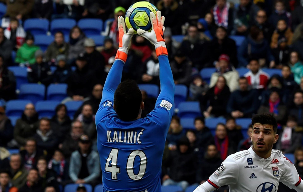 Toulouse&amp;#39;s Croatian goalkepper Lovre Kalinic (L) fights for the ball with Lyon&amp;#39;s French forward Martin Terrier (R) during the French L1 football match between Lyon (OL) and Toulouse (TFC) on January 26, 2020 at the Groupama stadium in Décines-Charpieu near Lyon, southeastern France. (Photo by JEAN-PHILIPPE KSIAZEK/AFP)