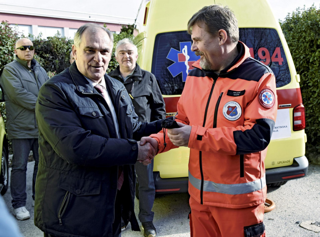 Župan Blaženko Boban predao je ključeve novih vozila dr. Leu Luetiću