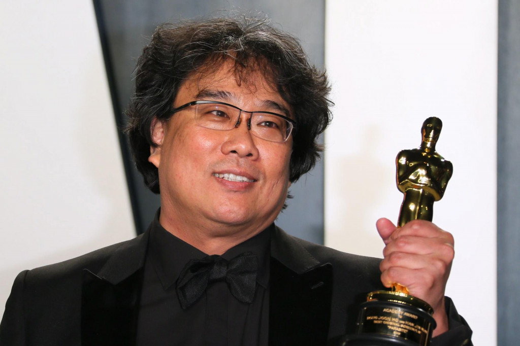 South Korean director Bong Joon-ho poses with the Oscar for Best Screenplay for ”Parasite” as he attends the 2020 Vanity Fair Oscar Party following the 92nd Oscars at The Wallis Annenberg Center for the Performing Arts in Beverly Hills on February 9, 2020. (Photo by Jean-Baptiste Lacroix/AFP)