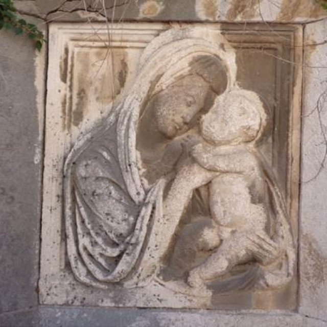 Reljef Majke Bože od dobrog poroda pripisuje se majstorskoj radionici Nikole Firentinca 