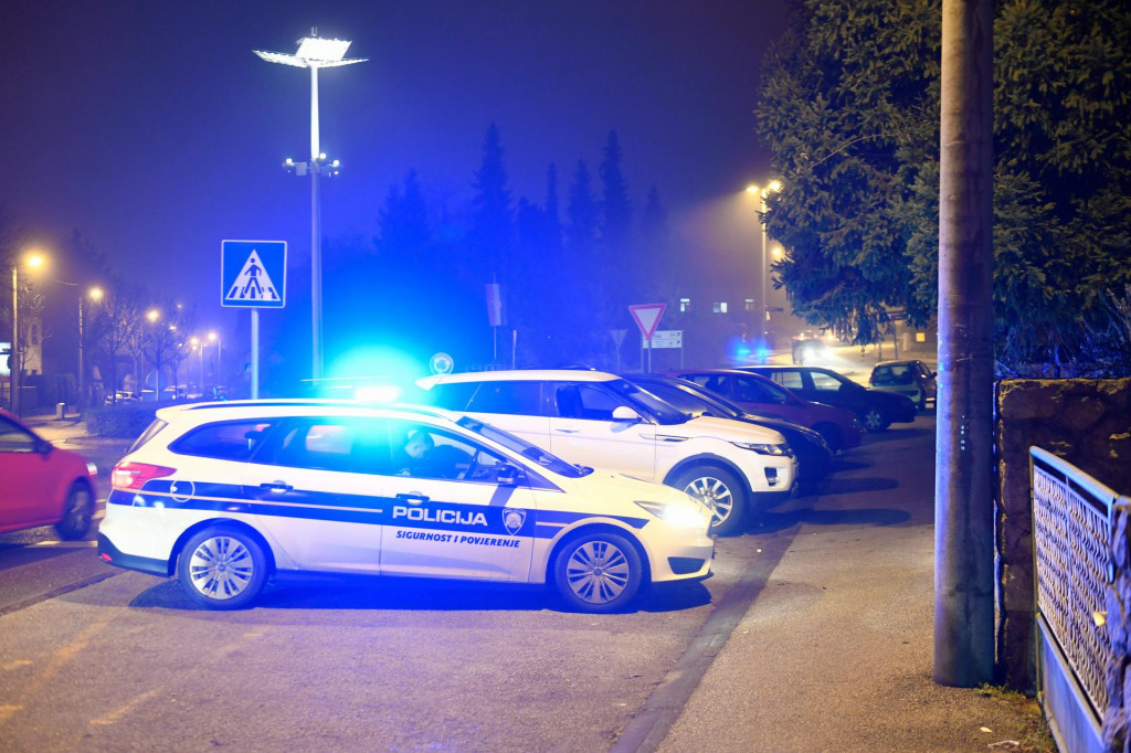 Zagreb, 270120.&lt;br /&gt;
U vecernjim satima na Barutanskom jarku u Maksimiru doslo je pucnjave. Razbojnik je propucao covjeka koji ga je zatekao u provali automobila marke Land Rover. Nakon potjere u kojoj je vatreno oruzje koristila i policija razbojnik je uhicen.&lt;br /&gt;
Na fotografiji: policijski ocevid.&lt;br /&gt;