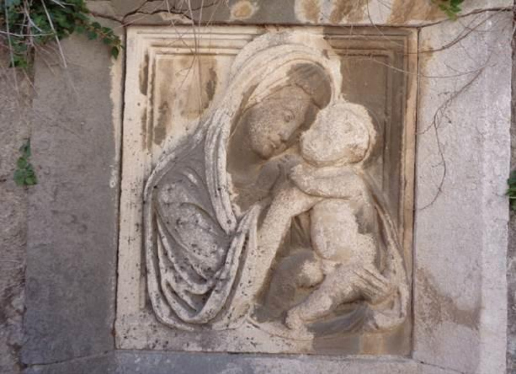 Reljef Majke Bože od dobrog poroda pripisuje se majstorskoj radionici Nikole Firentinca 