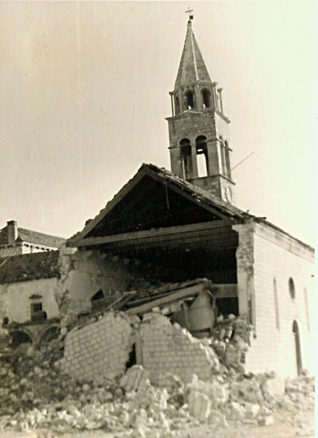 Čitatelj Dubrovačkog vjesnika poslao nam je pravu &amp;#39;poslasticu&amp;#39;, fotografije iz 1943. godine nakon bombardiranja Dubrovnika