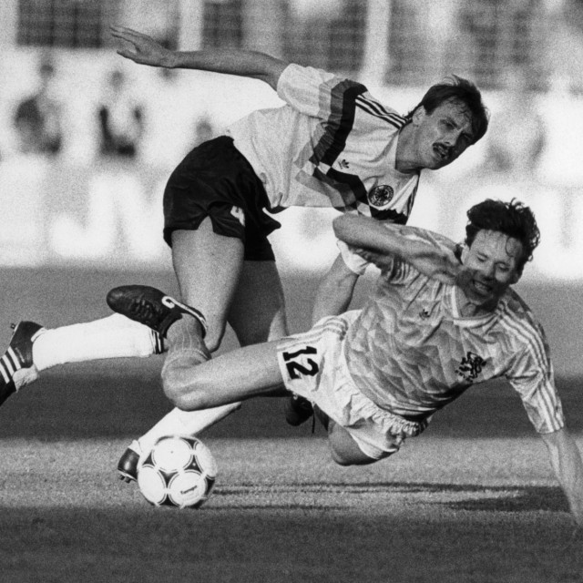 Marco van Basten i Jurgen Kohler u duelu na Europskom prvenstvu 1988. godine