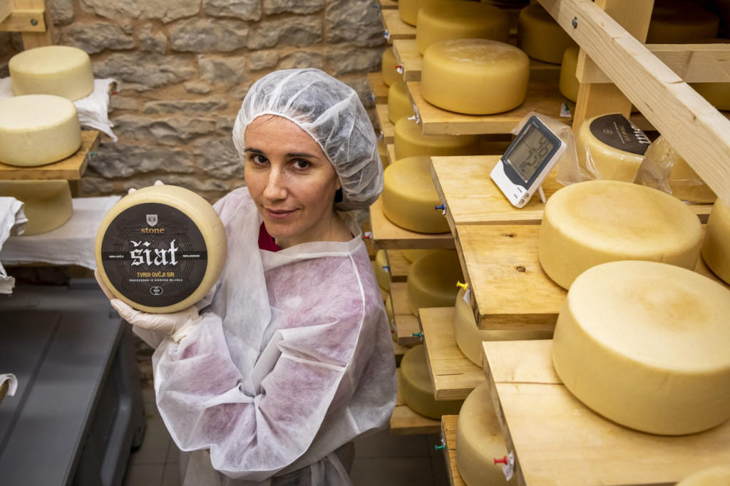 Nunic, Kistanje, 070220.&lt;br /&gt;
Proizvodnja sira od ovcjeg mlijeka u sirani Stone vlasnice Danijele Blaic&lt;br /&gt;
Na fotografiji: Danijela Blaic&lt;br /&gt;