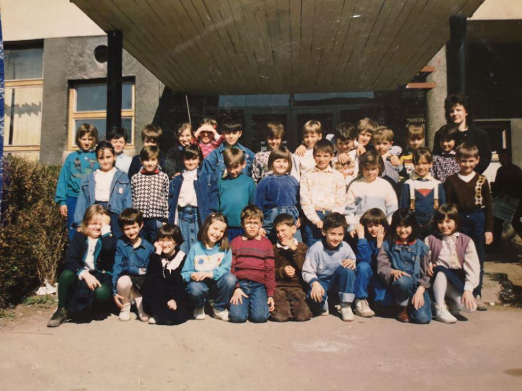 Učenici II 4 razreda s učiteljicom Slavicom pred ulazom u školu. Tada je još bila OŠ ”Bratstvo i jedinstvo”&lt;br /&gt;
 
