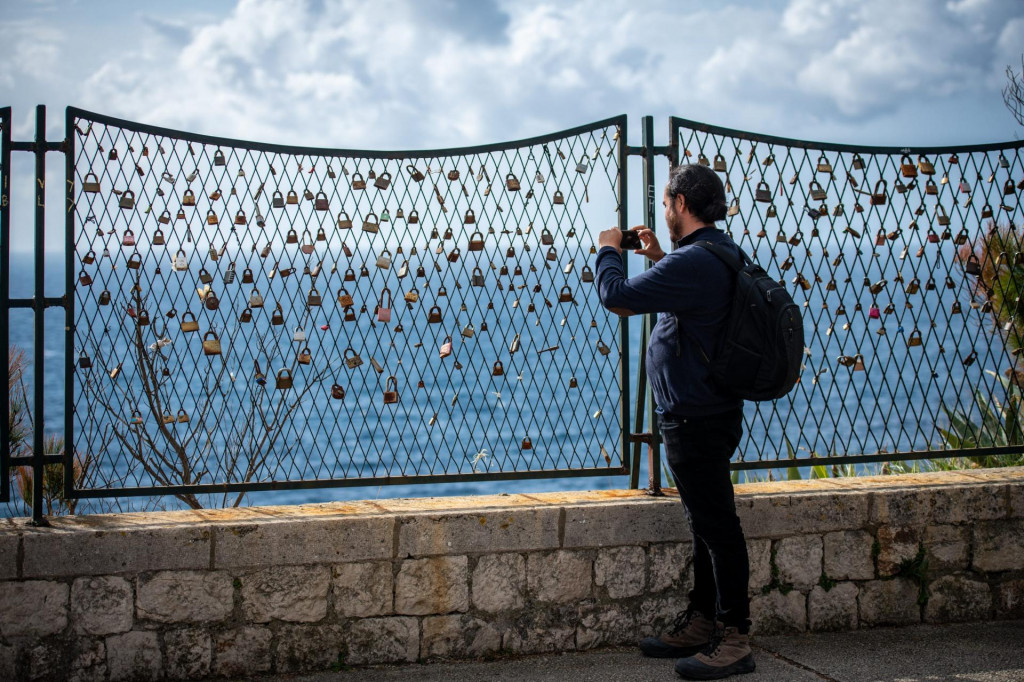 Dubrovnik, 140220.&lt;br /&gt;
Ograda na Boninovu, zid ljubavi, gdje zaljubljeni lokotima zakljucavaju i svakome koga zanima obznanjuju svoju ljubav.&lt;br /&gt;