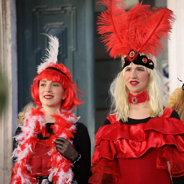 Revijom karnevalskih kostima ”Prinčipesin đir kroz godišta od veljuna” na karnevalskoj pozornici pred Katedralom prikazana je povijest dubrovačkih poklada