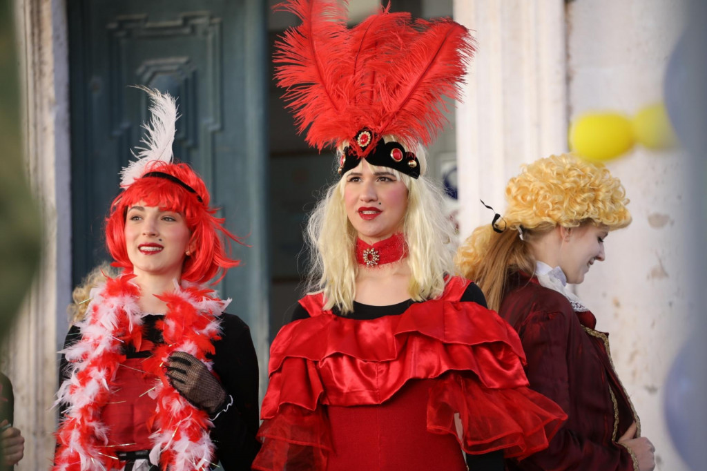Revijom karnevalskih kostima ”Prinčipesin đir kroz godišta od veljuna” na karnevalskoj pozornici pred Katedralom prikazana je povijest dubrovačkih poklada