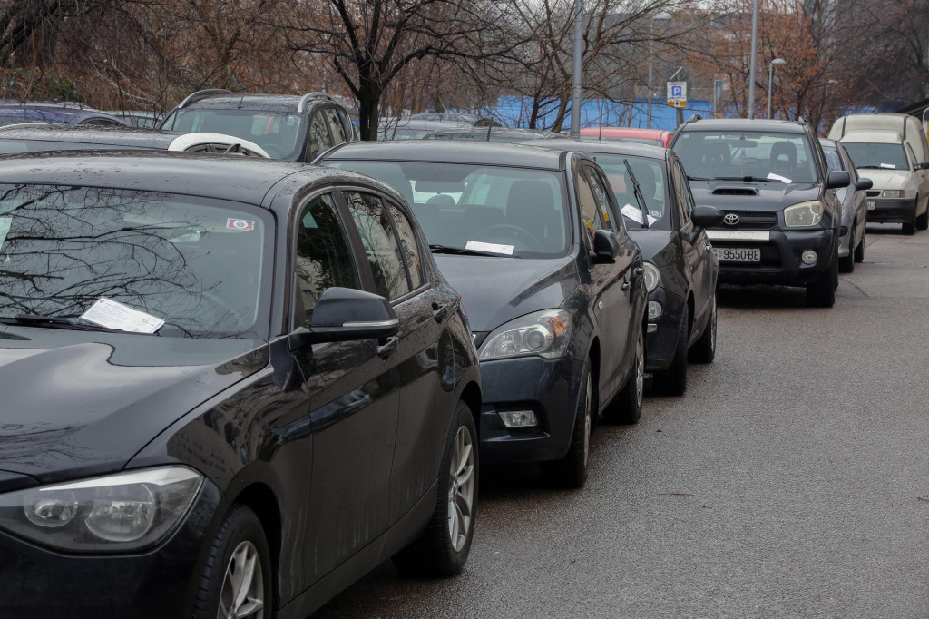 Zagreb, 200120.&lt;br /&gt;
Koranska ulica.&lt;br /&gt;
Nepropisno parkirani automobili dobili kazne od prometnih redara u iznosu od 300 kn.&lt;br /&gt;