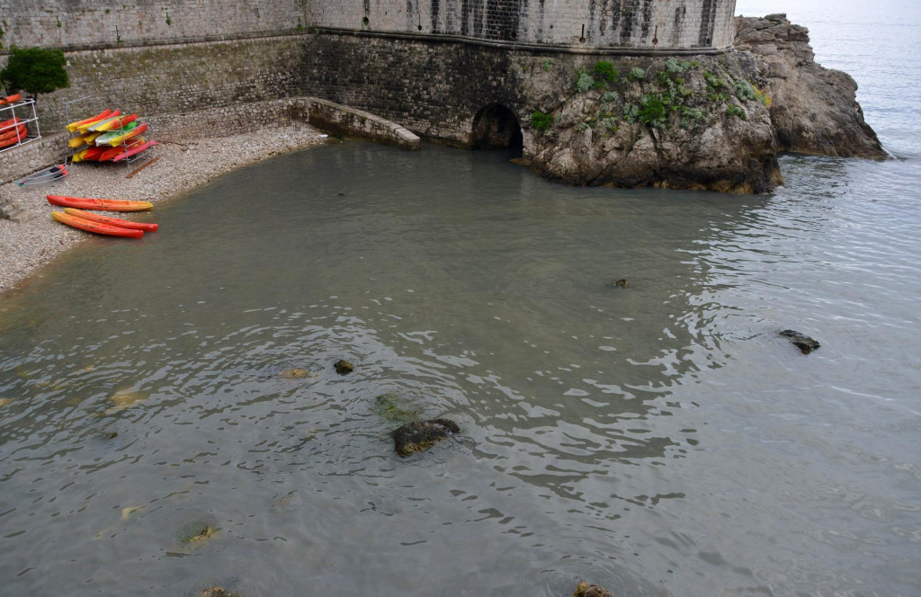 Dubrovnik,24.05.2017.&lt;br /&gt;
Pile - izljev - fekalna kanalizacija - govna&lt;br /&gt;