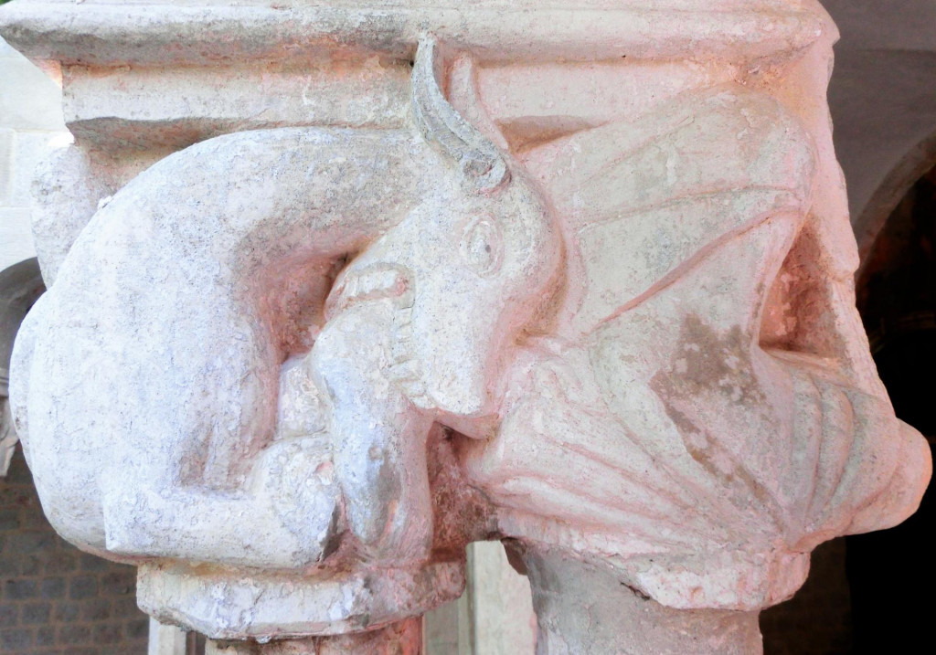 Na kapitelima klaustra samostana Male braće predočene su i domaće životinje.