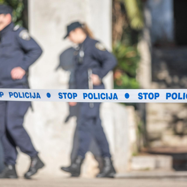 Mali Losinj, 140220.<br />
Mjesto gdje je u jutarnjim satim doslo do ubojstva maloljetnice.<br />
Na fotografiji: policijski sluzbenici osiguravaju mjesto dogadjaja.<br />