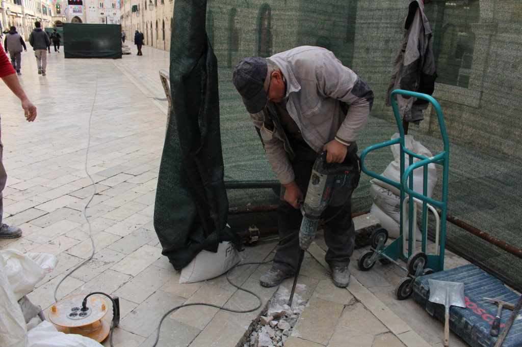Radnici tvrtke Građevinar Quelin dd upravo obavljaju radove sanacije oštećenog kamenog pločnika Straduna