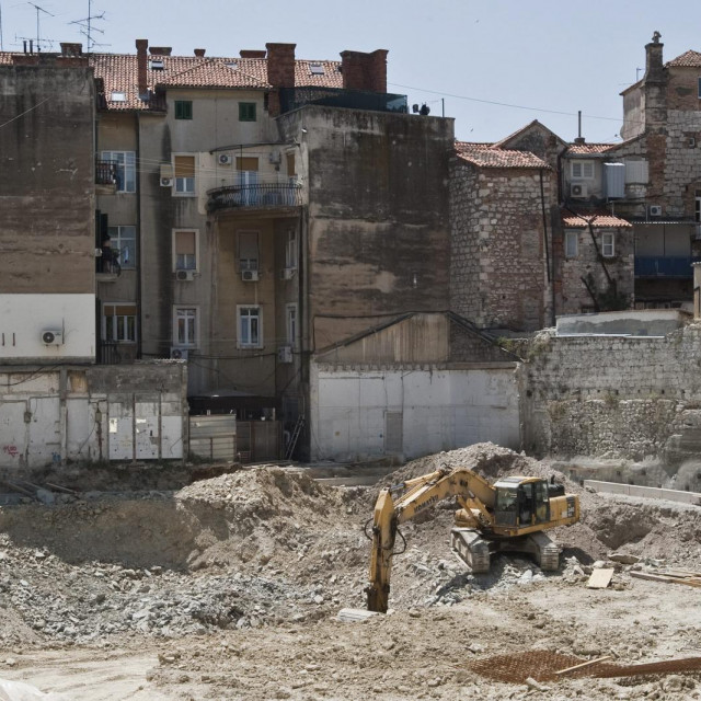 Golema građevinska jama na gradilištu Kotarčeva projekta Contarini