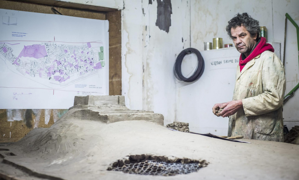 Akademski slikar Zvonimir Villa radi pripremu od gline za broncanu 3D mapu starog Sibenika koja ce biti izlozena na Poljani&lt;br /&gt;
 