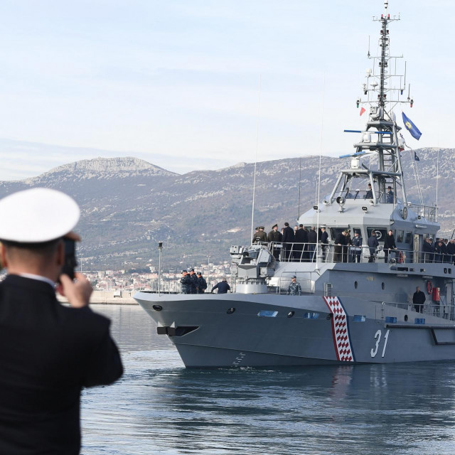 Ophodni brod &amp;#39;Omiš&amp;#39; u plovidbi Kaštelanskim zaljevom