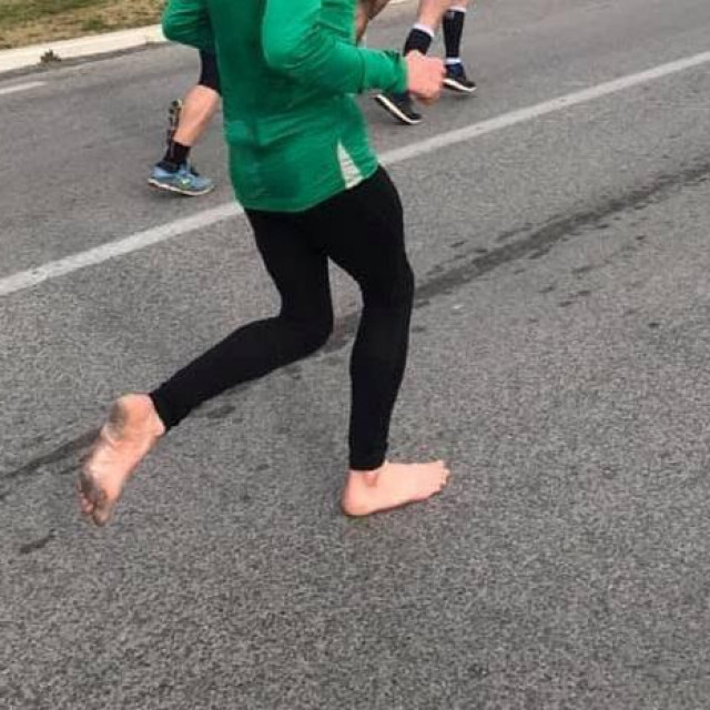 Bosonogi trkač na Split maratonu 2020.