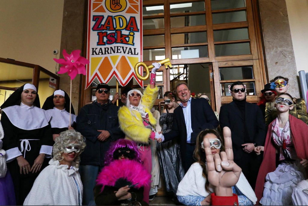 Karnevalska gradonačelnica Rita Ora preuzima ključeve grada od gradonačelnika Branka Dukića