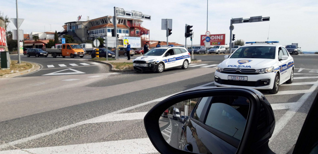Prometna nesreća na križanju za Trogir i Plano