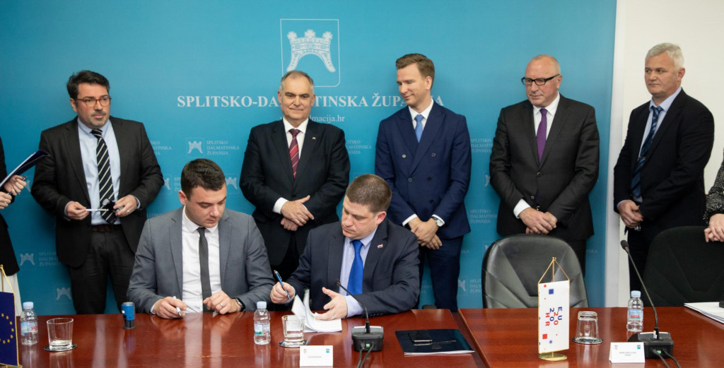 Ministar Oleg Butković potpisuje ugovor s načelnikom Postira Sinišom Marovićem