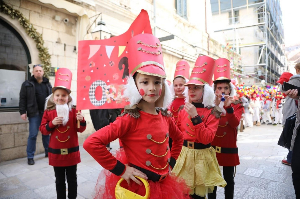 Dubrovački karnevo 2020. u ponedjeljak je nastavljen đirom maškara od 1. do 4. razreda