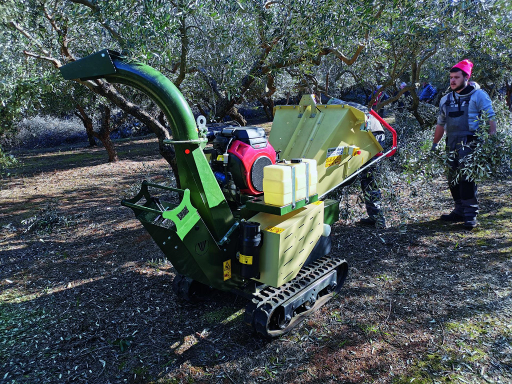 Stroj za sječkanje granja maslina