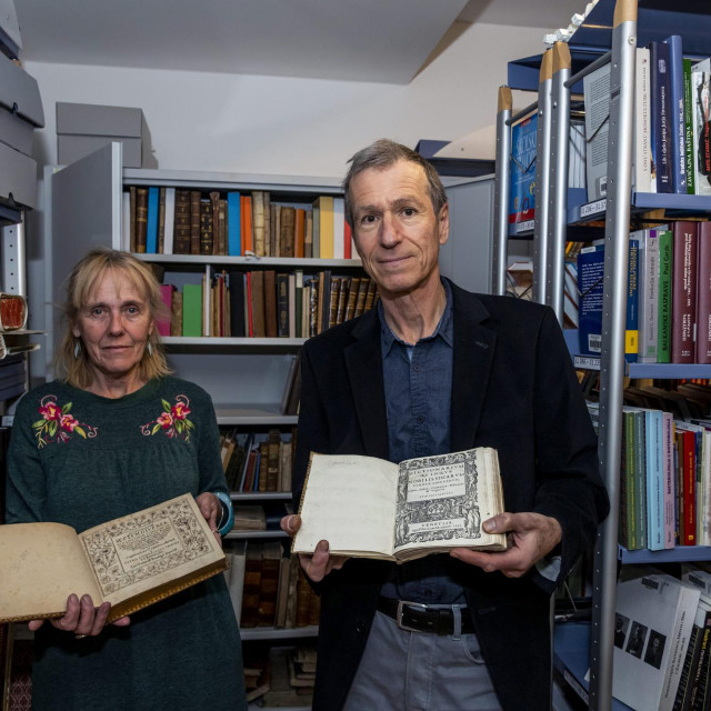 Karmen Krnčević i ravnatelj Vilijam Lakić s vrijednim knjigama Fausta Vrančića&lt;br /&gt;
 