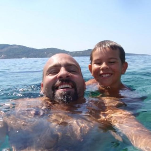 Jedna od posljednjih uspomena: fotografija sa sinom Rokom, u moru kod otočića Proizd