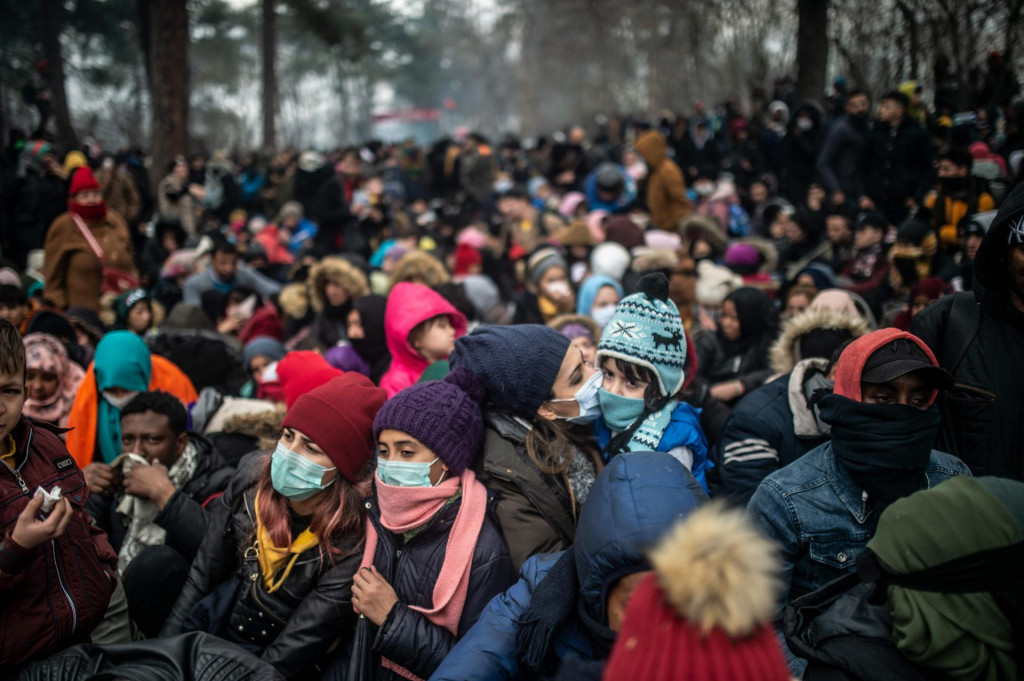 Migranti sa zaštitnim maskama čekaju na tursko-grčkoj granici