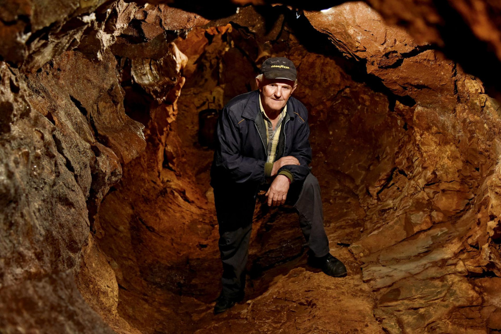 Sanaderi, 250220.&lt;br /&gt;
U Sanaderima, zaseoku Dugobaba, Petar Sanader naisao je na rupu u zemlji pored svoje kuce. Poceo je iskopavati iz radoznalosti i polako, tijekom godina iskopao desetke metara podzemnih cijevi na nacin da je iskopavao zemlju iz kaverni u stijenama.&lt;br /&gt;
Na fotografiji: iskopi Petra Sanadera.&lt;br /&gt;