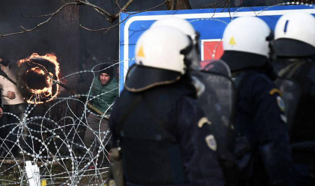 Grčka policija ispaljivala je suzavac da bi rastjerala migrante koji su na njih bacali kamenje na granici u sjevernoj regiji Evros, rekli su očevici za Reuters.