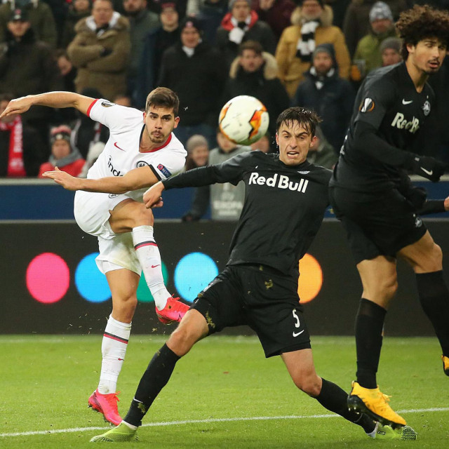 Frankfurt&amp;#39;s Portuguese forward Andre Silva shoots to score the 2-2 during the UEFA Europa League Last 32 Second Leg football match between Red Bull Salzburg and Eintracht Frankfurt on February 28, 2020 in Salzburg, Austria. (Photo by KRUGFOTO/APA/AFP)/Austria OUT