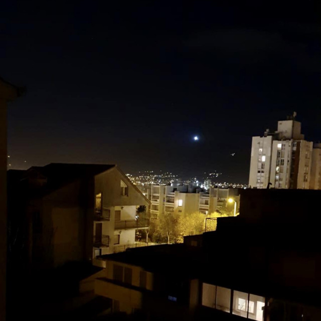 Na fotografiji našeg čitatelja sa Sućidra jasno se vidi blješteća svjetlost iznad Kaštela i Kozjaka