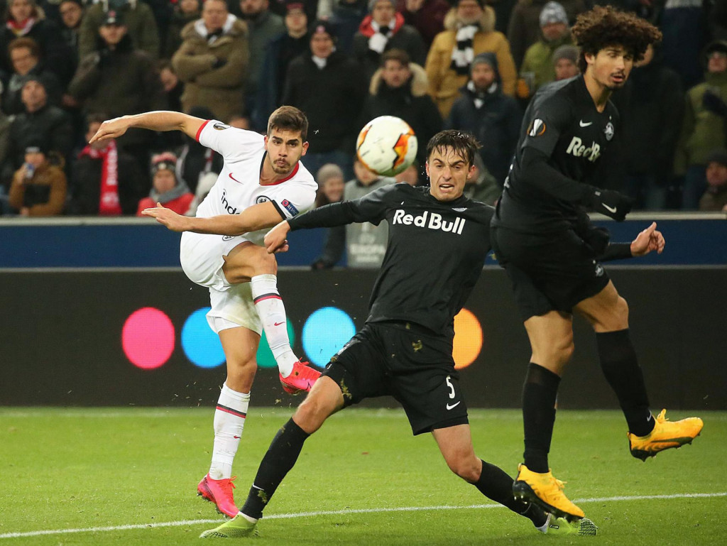 Frankfurt&amp;#39;s Portuguese forward Andre Silva shoots to score the 2-2 during the UEFA Europa League Last 32 Second Leg football match between Red Bull Salzburg and Eintracht Frankfurt on February 28, 2020 in Salzburg, Austria. (Photo by KRUGFOTO/APA/AFP)/Austria OUT