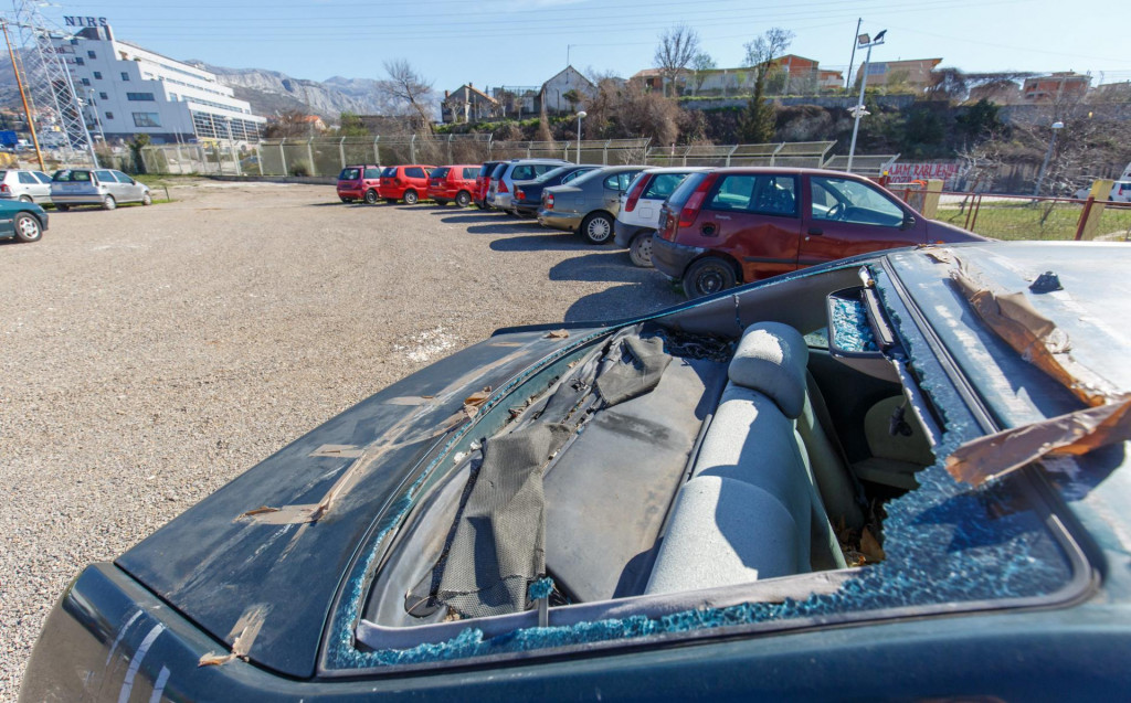 Prostor na Dračevcu na kojem se skupljaju automobilske olupine je prepunjen odbačenim vozilima