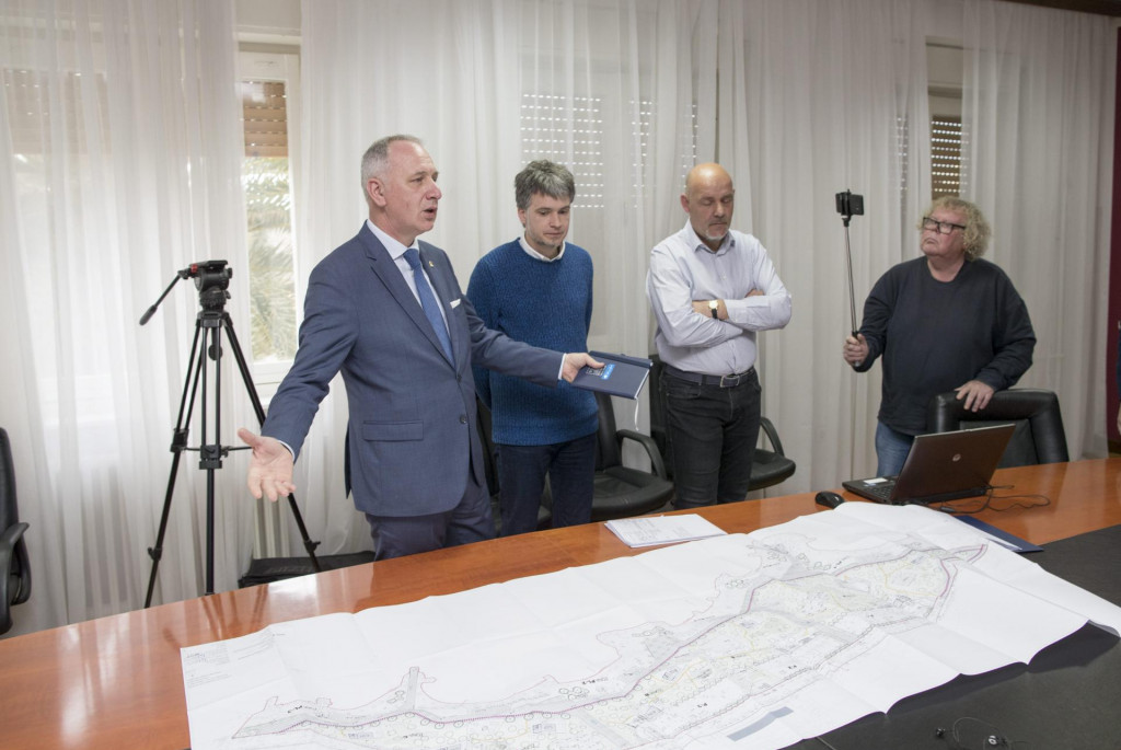 GradonaČelnik Splita Andro KrstuloviĆ Opara sa suradnicima predstavio je idejni projekt uređenja Žnjanskog platoa 